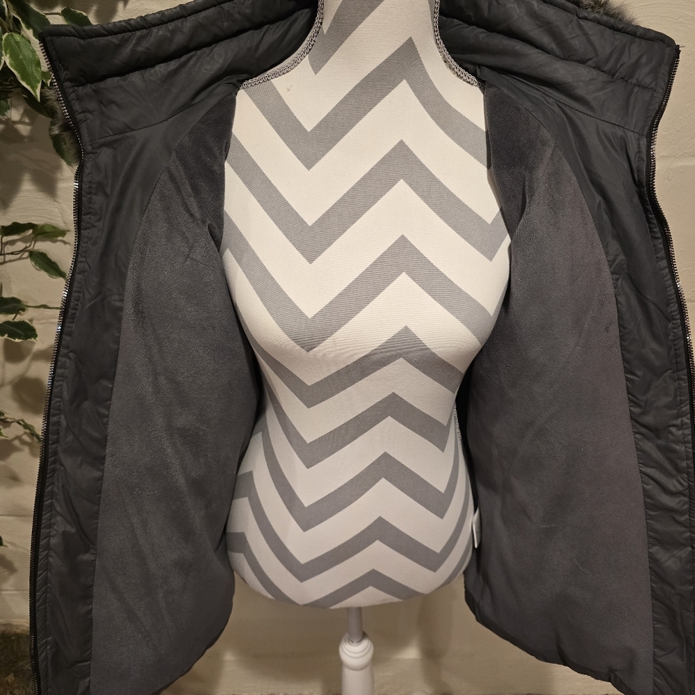 Women's Gray Quilted Puffer Jacket with Faux Fur Hood - Picture 10 of 15